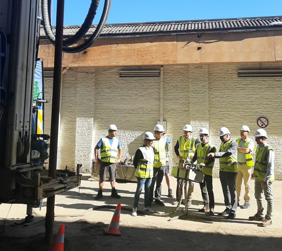 Burgemeester Ridouani start de boormachine voor de proefboring Leuven start proeven voor innovatief warmtenet
