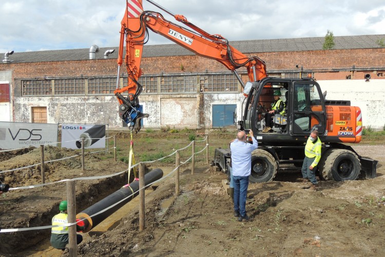 Eerste buis gelegd van warmtenet met industriële restwarmte Eerste buis gelegd van warmtenet met industriële restwarmte