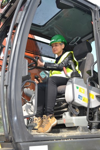 Eerste buis gelegd van warmtenet met industriële restwarmte Eerste buis gelegd van warmtenet met industriële restwarmte