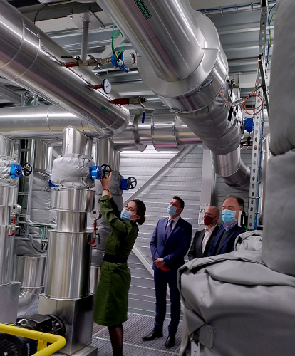 Minister van Energie Demir draait kraan open van innovatief warmtenet Warmte Verzilverd Minister van Energie Demir draait kraan open van innovatief warmtenet Warmte Verzilverd